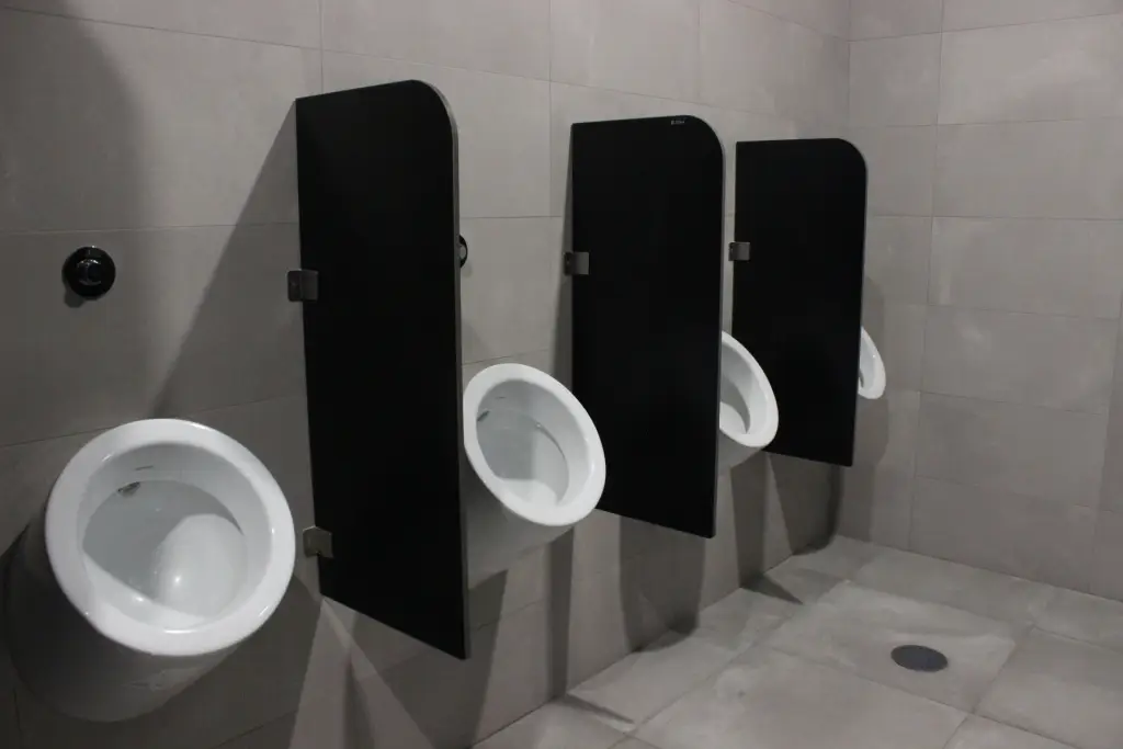 baias; baias em fenolico; urinal stalls; compact laminate urinal stalls; écrans; écrans en stratifié compact