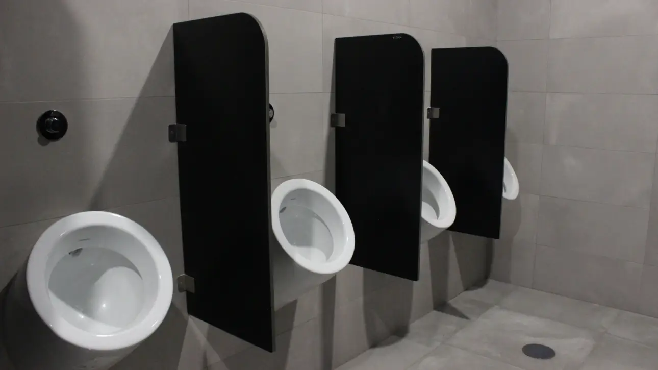 baias; baias em fenolico; urinal stalls; compact laminate urinal stalls; écrans; écrans en stratifié compact